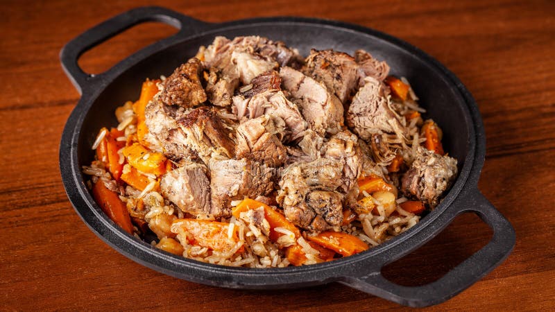 Traditionell uzbekisk orientalisk kokkonst, pilaff eller plov med den stora pajen royaltyfria bilder Traditionell uzbekisk orientalisk kokkonst, pilaff eller plov med den stora pajen royaltyfria bilder