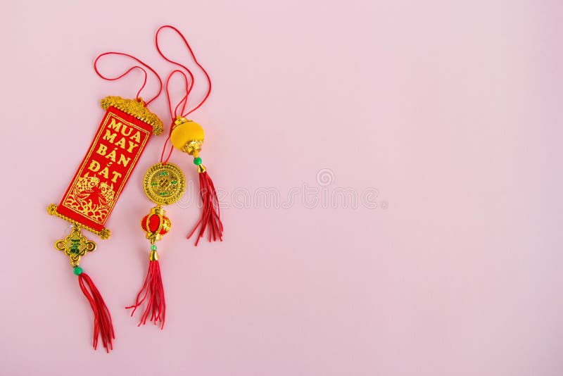 Traditionell vietnames och kinesiska färger för röda garneringar för nya år guld- och på en rosa bakgrund royaltyfria foton Traditionell vietnames och kinesiska färger för röda garneringar för nya år guld- och på en rosa bakgrund royaltyfria foton