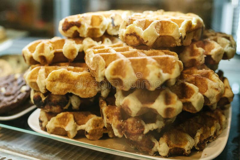 Traditionell österrikare eller belgiska hemlagade dillandear i ett kafé läcker efterrätt Mat royaltyfri bild Traditionell österrikare eller belgiska hemlagade dillandear i ett kafé läcker efterrätt Mat royaltyfri bild