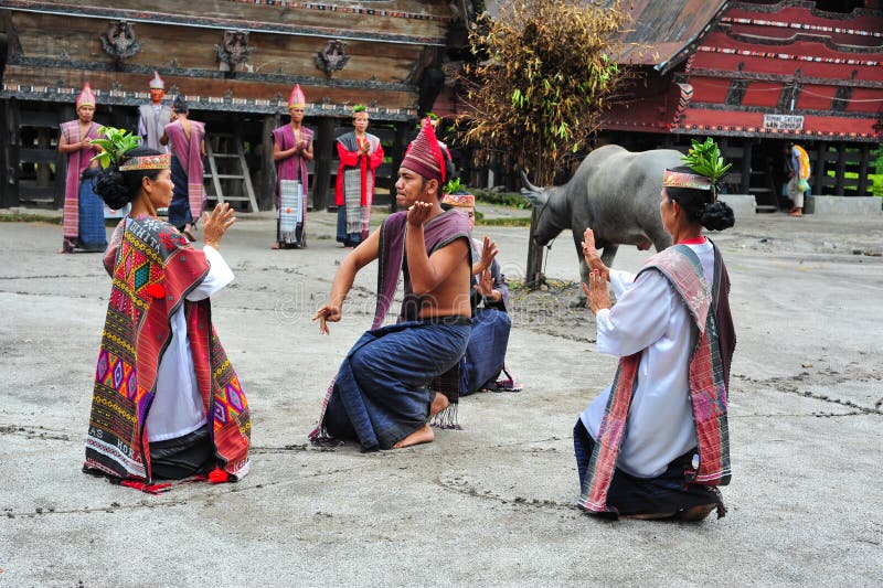 Traditionella Batak dansare i Toba sjön royaltyfria bilder Traditionella Batak dansare i Toba sjön royaltyfria bilder