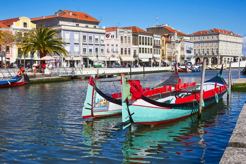 Traditionella fartyg på kanalen i Aveiro royaltyfria foton Traditionella fartyg på kanalen i Aveiro royaltyfria foton
