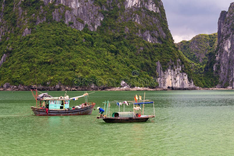 Traditionella fiskebåtar för Halong fjärd, UNESCOvärldsnaturarv, Vietnam royaltyfria foton Traditionella fiskebåtar för Halong fjärd, UNESCOvärldsnaturarv, Vietnam royaltyfria foton