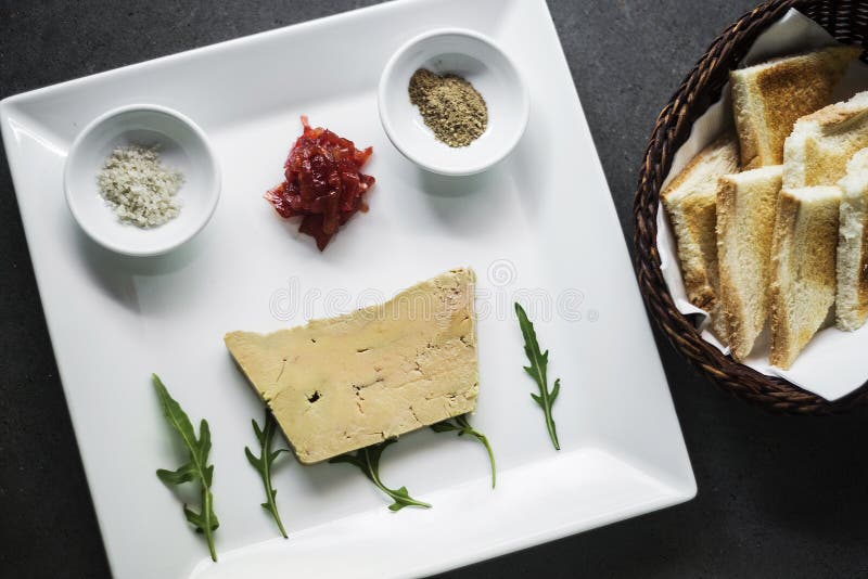 Traditionella franska foiegras pate och rostat brödstartknappmellanmål platte royaltyfri bild Traditionella franska foiegras pate och rostat brödstartknappmellanmål platte royaltyfri bild