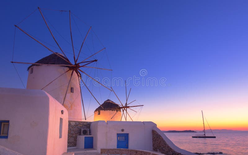 Traditionella grekiska väderkvarnar på den Mykonos ön, Cyclades royaltyfri fotografi Traditionella grekiska väderkvarnar på den Mykonos ön, Cyclades royaltyfri fotografi
