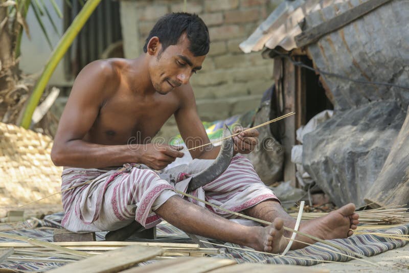 Traditionella handfans göras på Cholmaid i Dhaka’s Bhatara union, når du har kommit med råvaror från Mymensingh royaltyfri bild Traditionella handfans göras på Cholmaid i Dhaka’s Bhatara union, når du har kommit med råvaror från Mymensingh royaltyfri bild