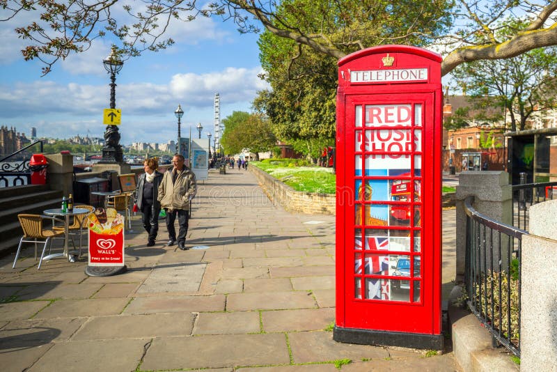Traditionella röda telefonboths på gatan av London royaltyfri foto Traditionella röda telefonboths på gatan av London royaltyfri foto