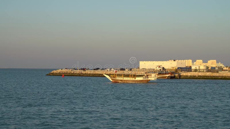 Traditionella trädhowfartyg seglar i den Doha hamnen, Qatar