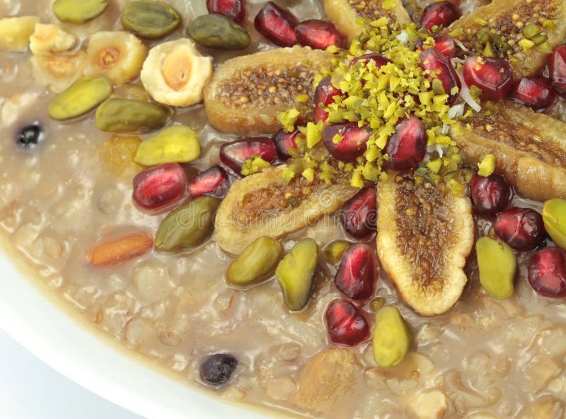 Traditionella turkiska söta Ashura (Noahs pudding) royaltyfri foto Traditionella turkiska söta Ashura (Noahs pudding) royaltyfri foto