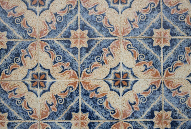 Traditionella utsmyckade portugisiska dekorativa tegelplattor arkivbild Traditionella utsmyckade portugisiska dekorativa tegelplattor arkivbild