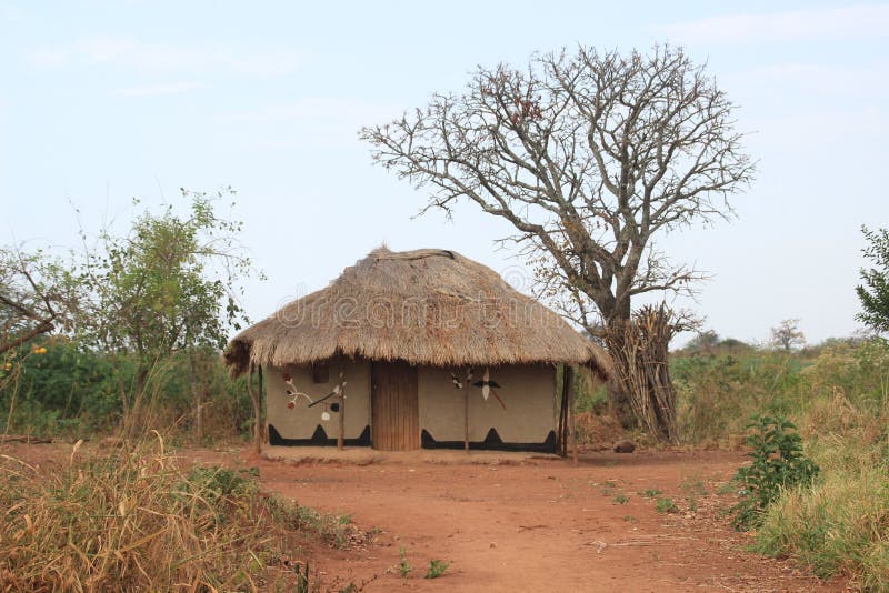 Traditionelle afrikanische authentische H?tten und Strohz?une auf der Grenze von Sambia und von Namibia