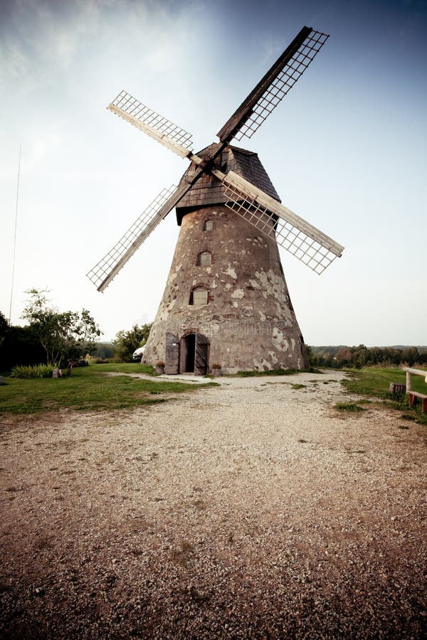 Traditionelle alte holländische Windmühle in Lettland lizenzfreie stockbilder Traditionelle alte holländische Windmühle in Lettland lizenzfreie stockbilder