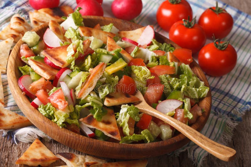 Traditionelle arabische fattoush Salatnahaufnahme auf einer Platte horizonta lizenzfreie stockfotografie Traditionelle arabische fattoush Salatnahaufnahme auf einer Platte horizonta lizenzfreie stockfotografie