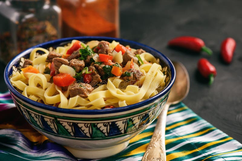 Traditionelle Asiatische Nudelsuppe Mit Dem Gemüse Und Fleisch, Bekannt ...