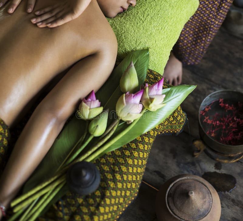 Traditionelle asiatische thailändische tropische Massagebadekur