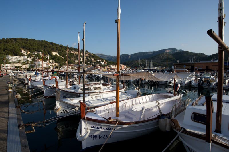 Traditionelle Boote im Hafen Soller stockfotografie Traditionelle Boote im Hafen Soller stockfotografie