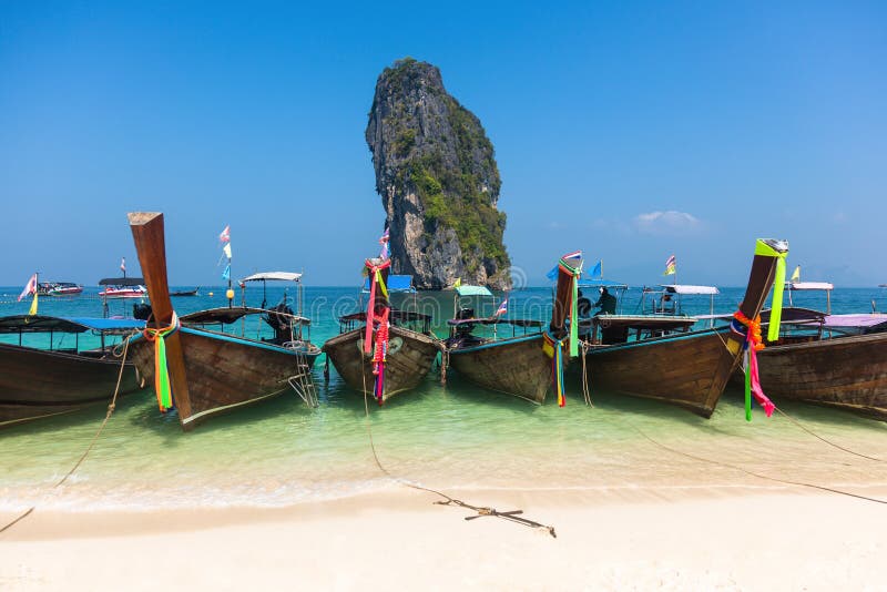Traditionelle Boote in Railey setzen in Krabi-Region in Thailand auf den Strand lizenzfreie stockfotografie Traditionelle Boote in Railey setzen in Krabi-Region in Thailand auf den Strand lizenzfreie stockfotografie