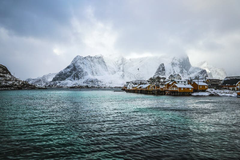 Traditionelle Fischenregelungen von Lofoten-Inseln Schöne Norwegen-Landschaft und alte Architektur stockbilder Traditionelle Fischenregelungen von Lofoten-Inseln Schöne Norwegen-Landschaft und alte Architektur stockbilder