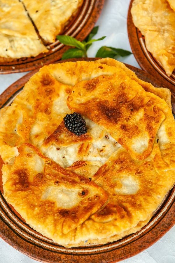 Traditionelle Gebratene Torten Aus Rumänien Mit Kartoffelkäse Und Kohl