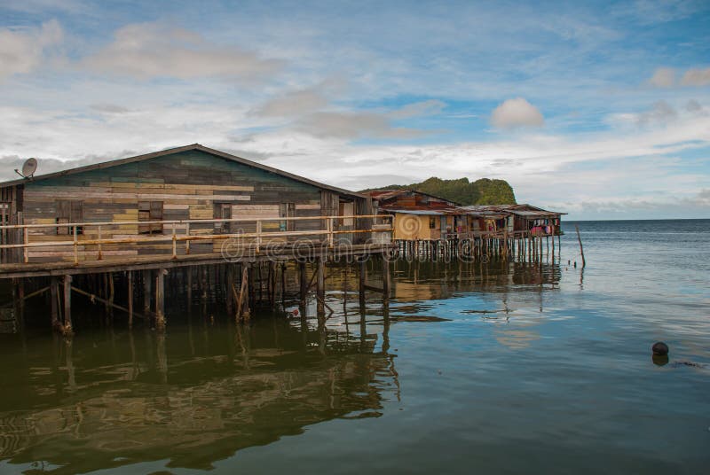 Traditionelle Häuser auf Stelzen über dem Wasser Sandakan, Borneo, Sabah, Malaysia