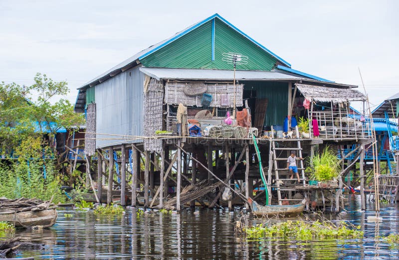 Traditionelle hölzerne Pfahlhäuser in Tonle schwächen See Kambodscha lizenzfreies stockfoto Traditionelle hölzerne Pfahlhäuser in Tonle schwächen See Kambodscha lizenzfreies stockfoto