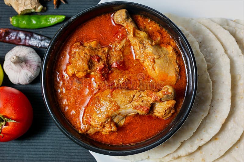 Traditionelle HühnerCurry & Rotti Eine perfekte Mischung aus Gewürz und Geschmack. Erleben Sie den Reichtum authentischer HühnerCurry & Rotti.