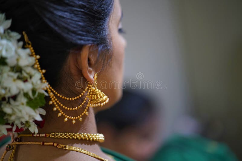 Traditionelle indische hindische Braut mit Frisur und Verzierungen lizenzfreie stockfotografie Traditionelle indische hindische Braut mit Frisur und Verzierungen lizenzfreie stockfotografie