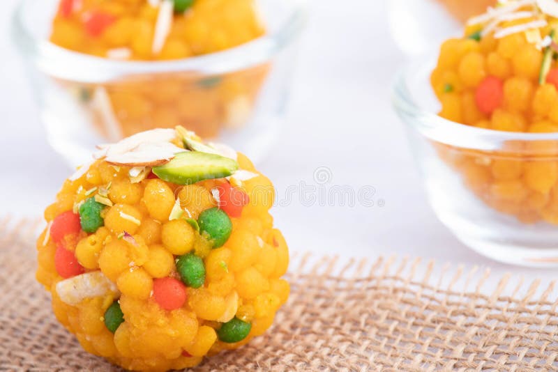 Traditionelle indische mithai jodhpuri ladoo auch als boondi oder bundi ladoo aus gram Mehl besan desi ghee laddoo wird auf servie lizenzfreie stockfotografie