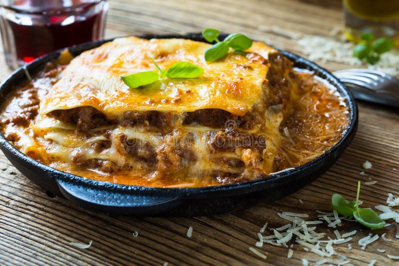 Traditionelle italienische Lasagne gekocht in einer Bratpfanne lizenzfreie stockfotos Traditionelle italienische Lasagne gekocht in einer Bratpfanne lizenzfreie stockfotos