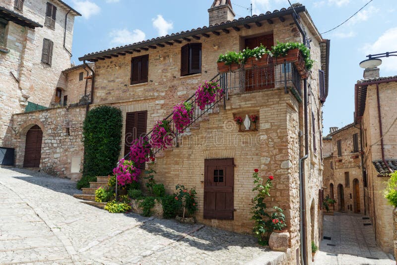 Traditionelle italienische mittelalterliche historische Gasse von schönem kleinem stockfotografie Traditionelle italienische mittelalterliche historische Gasse von schönem kleinem stockfotografie