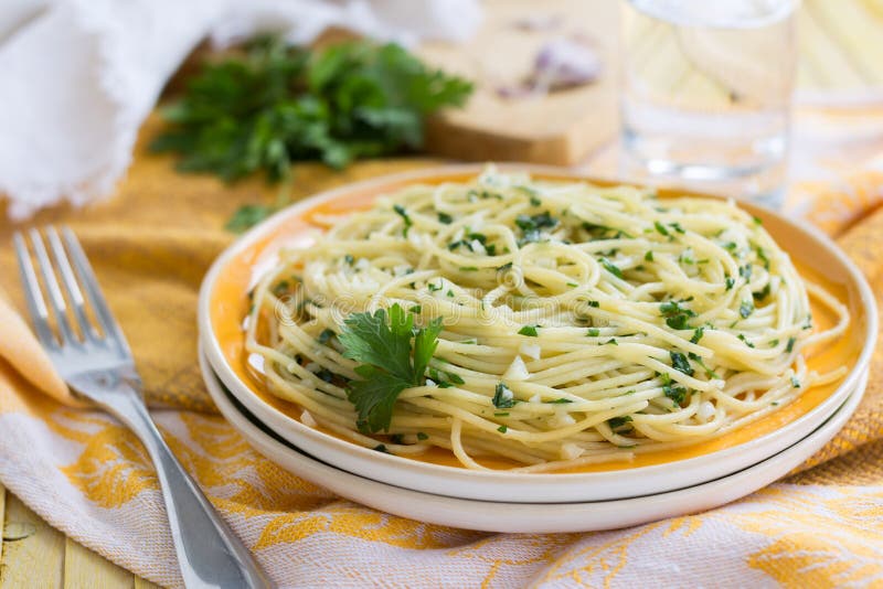 Traditionelle italienische Teigwaren mit Knoblauch und Petersilie lizenzfreies stockbild Traditionelle italienische Teigwaren mit Knoblauch und Petersilie lizenzfreies stockbild