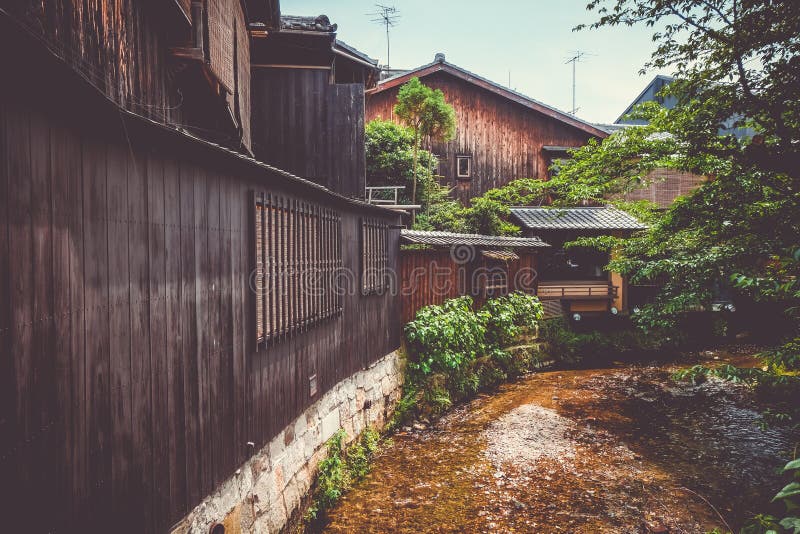 Traditionelle japanische Häuser auf Shirakawa-Fluss, Gions-Bezirk, K stockbilder Traditionelle japanische Häuser auf Shirakawa-Fluss, Gions-Bezirk, K stockbilder