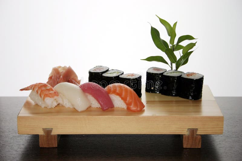 Traditionelle japanische Nahrung der Sushi stockfotografie Traditionelle japanische Nahrung der Sushi stockfotografie