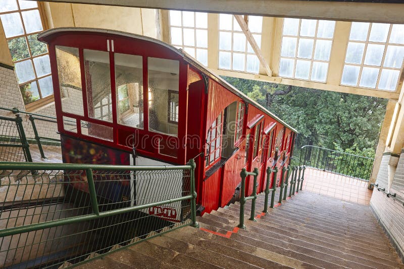 Traditionelle malerische Seilbahn in Monte Igueldo, Donostia Spanien lizenzfreies stockbild Traditionelle malerische Seilbahn in Monte Igueldo, Donostia Spanien lizenzfreies stockbild