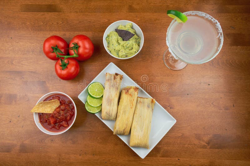 Traditionelle mexikanische gef?llte Maismehltaschen und Salsa lizenzfreie stockbilder Traditionelle mexikanische gef?llte Maismehltaschen und Salsa lizenzfreie stockbilder