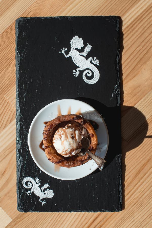 Traditionelle mexikanische Nachtisch churros dienten mit Eiscreme auf weißer Platte auf Holztisch stockbild Traditionelle mexikanische Nachtisch churros dienten mit Eiscreme auf weißer Platte auf Holztisch stockbild
