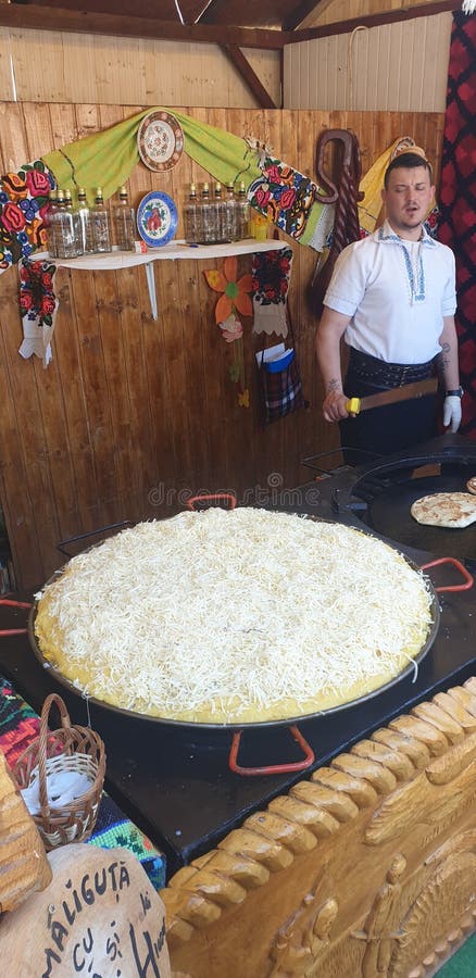 Traditionelle Nahrung für Ostern-Katholischen und orthodoxen rumänischen angemessenen Polenta oder mamaliga mit Käse telemea stockbilder Traditionelle Nahrung für Ostern-Katholischen und orthodoxen rumänischen angemessenen Polenta oder mamaliga mit Käse telemea stockbilder