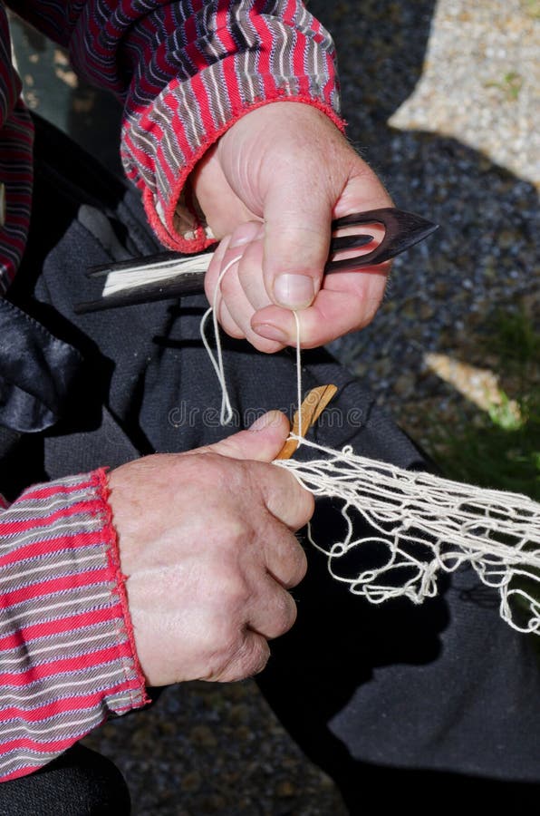 Traditionelle Netzherstellung durch Fischer