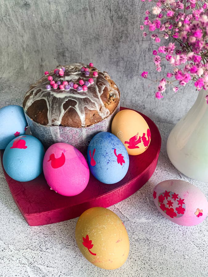 Traditionelle Osternahrung Von Orthodoxen Osterkuchen Und Farbige ...