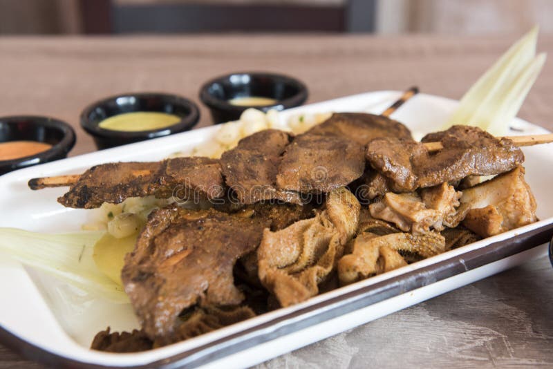 Traditionelle peruanische Nahrung‚Anticuchos gegrilltes aufgespießtes Rindfleisch-Herzfleisch gekocht auf Grillgrill stockbild Traditionelle peruanische Nahrung‚Anticuchos gegrilltes aufgespießtes Rindfleisch-Herzfleisch gekocht auf Grillgrill stockbild