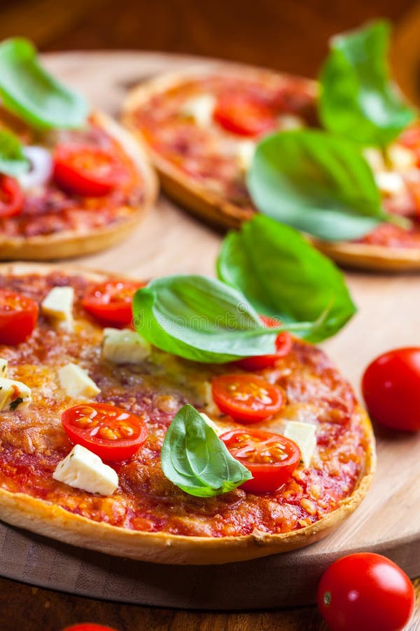 Traditionelle Pizza Mit Salami Und Pilzen Stockfoto - Bild von nahrung ...