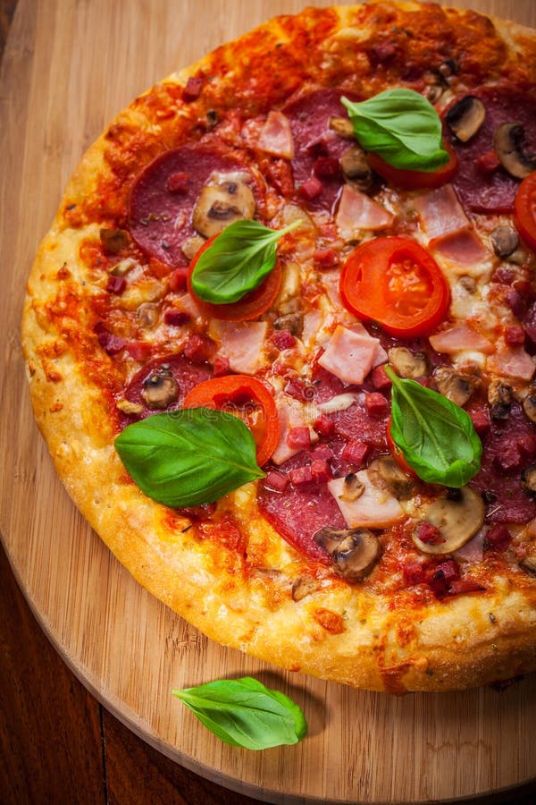 Traditionelle Pizza Mit Salami Und Pilzen Stockfoto - Bild von nahrung ...