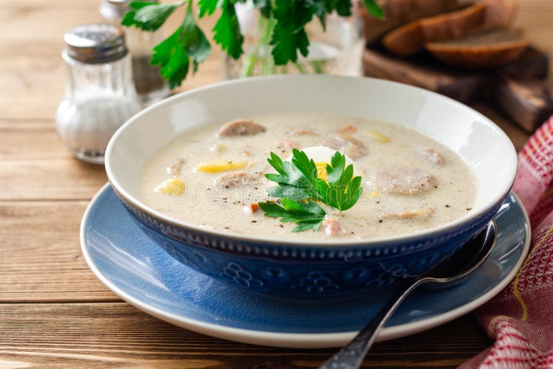 Traditionelle Polnische Suppe Zurek Auf Rustikalem Holztisch Stockbild ...