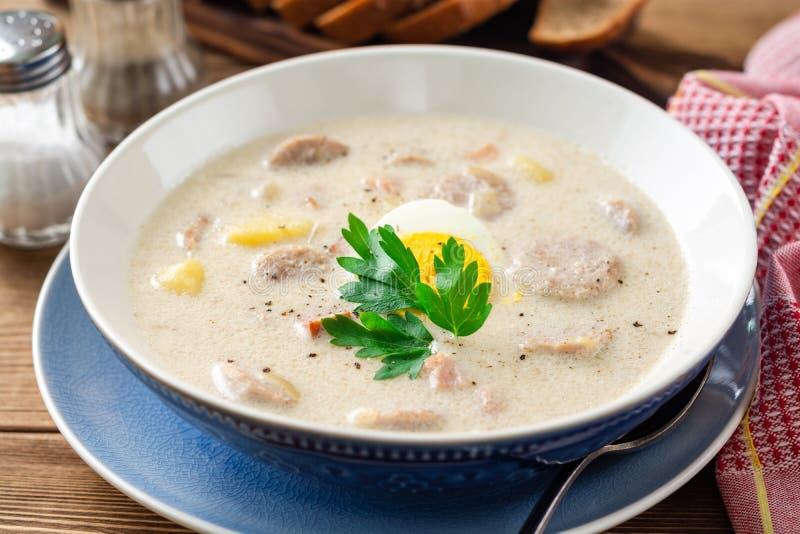 Traditionelle Polnische Suppe Zurek Auf Rustikalem Holztisch Stockfoto ...