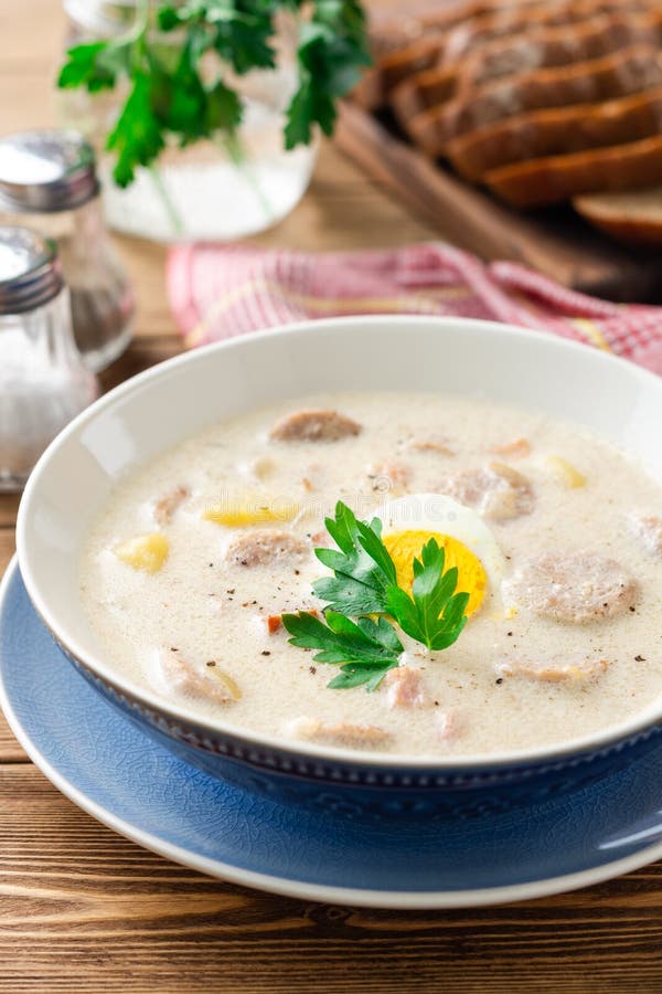 Traditionelle Polnische Suppe Zurek Auf Rustikalem Holztisch Stockfoto ...