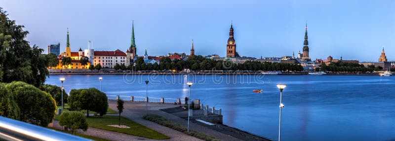 Traditionelle Riga-Skyline während der blauen Stunde lizenzfreie stockfotografie Traditionelle Riga-Skyline während der blauen Stunde lizenzfreie stockfotografie