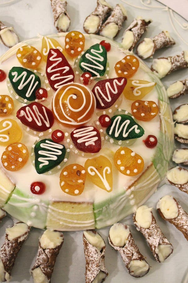 Traditionelle Sizilianische Kuchen - Sizilianisches Cassata Mit Kleinem ...