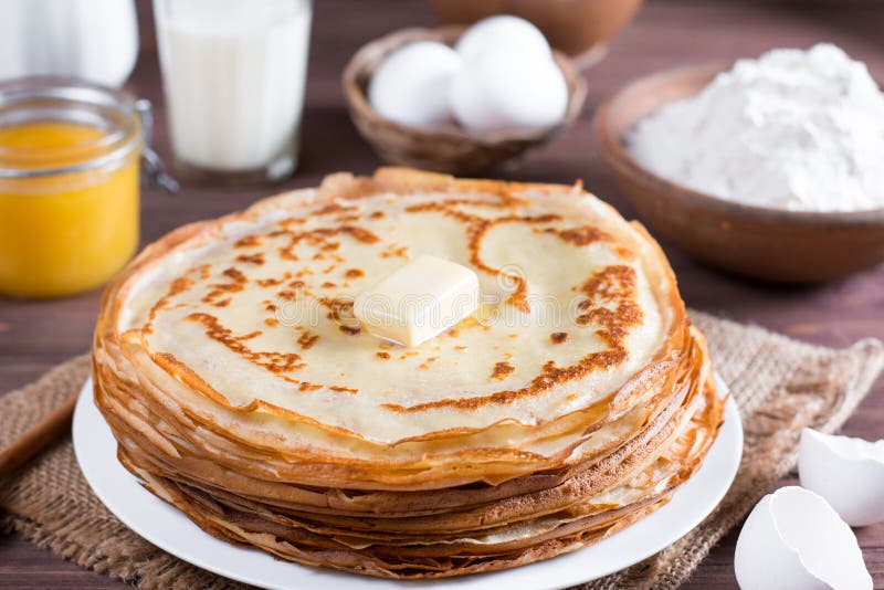 Traditionelle Ukrainische Oder Russische Pfannkuchen Auf Einer Platte ...