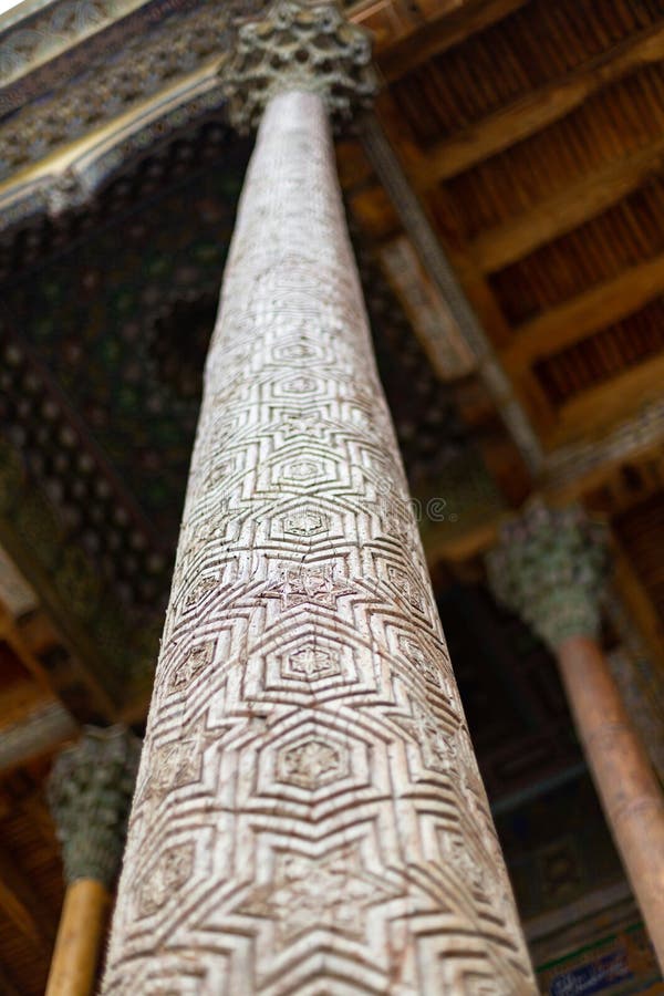 Traditionelle Ulme, die hölzerne verzierte Spalten mit kokands und Decke schnitzt Die hölzernen Säulen stützen das Dach von lizenzfreie stockfotografie Traditionelle Ulme, die hölzerne verzierte Spalten mit kokands und Decke schnitzt Die hölzernen Säulen stützen das Dach von lizenzfreie stockfotografie