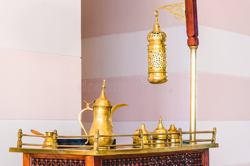 Traditioneller arabischer Kaffeesatz auf antiker Tabelle stockbild Traditioneller arabischer Kaffeesatz auf antiker Tabelle stockbild