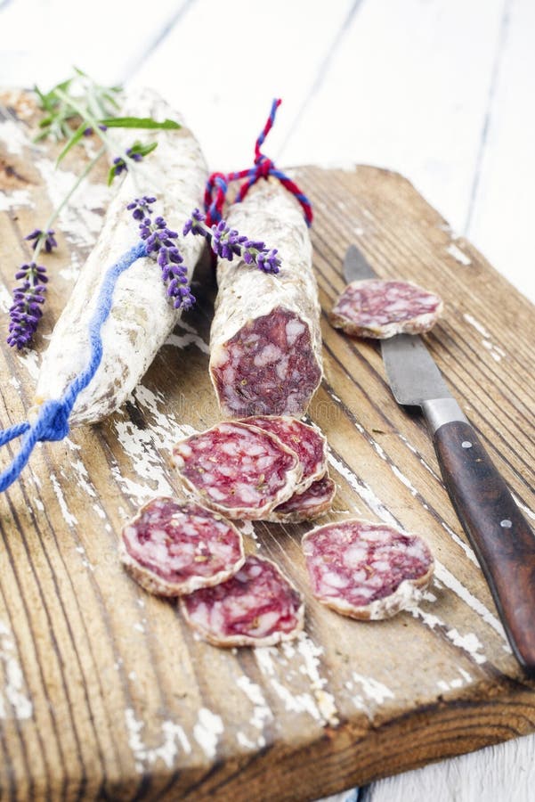 Französische Salami Auf Hölzernem Brett Stockbild - Bild von salami,  schweinefleisch: 82139887